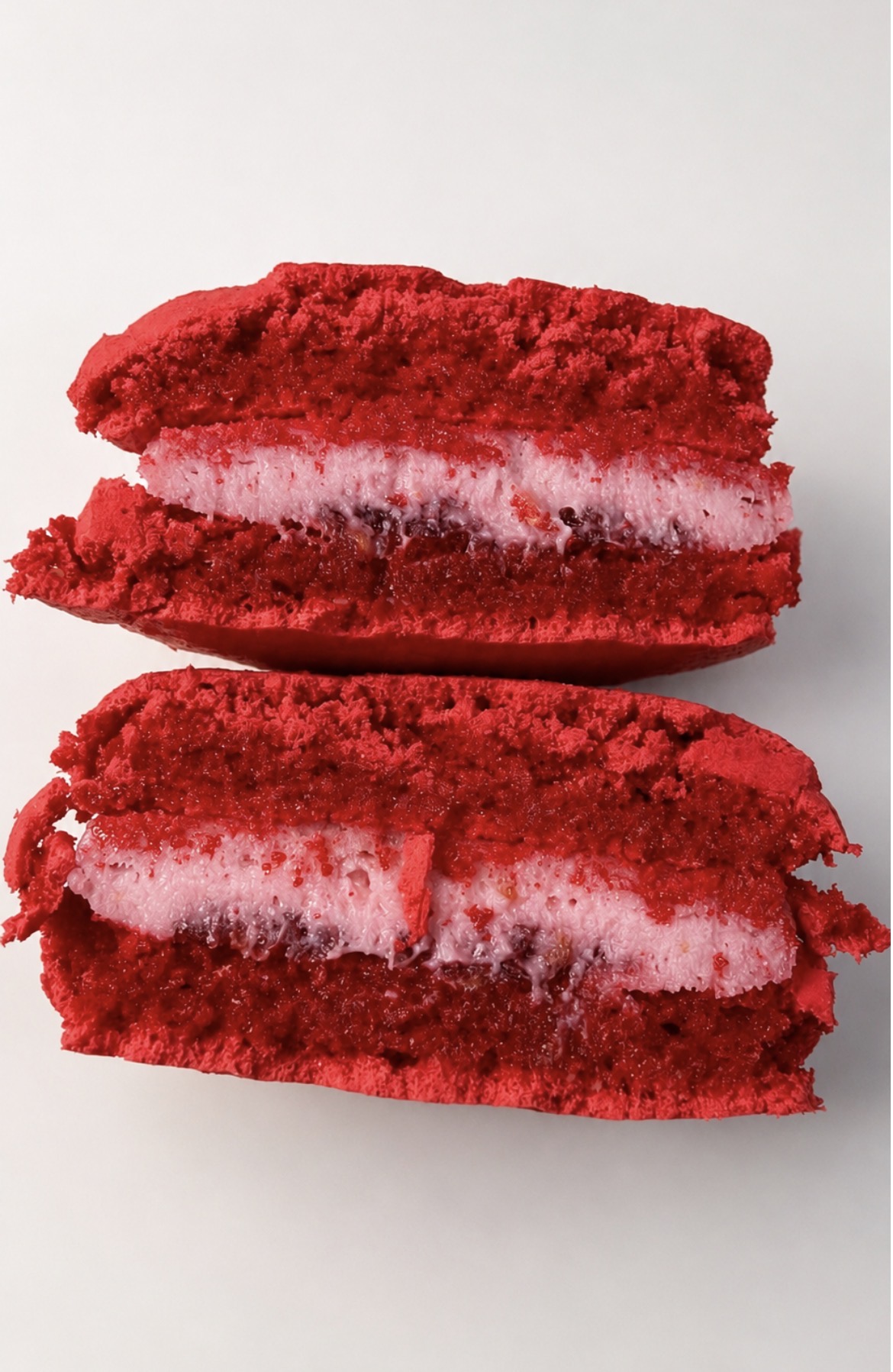 Macaron red velvet coupé en deux, garniture crémeuse