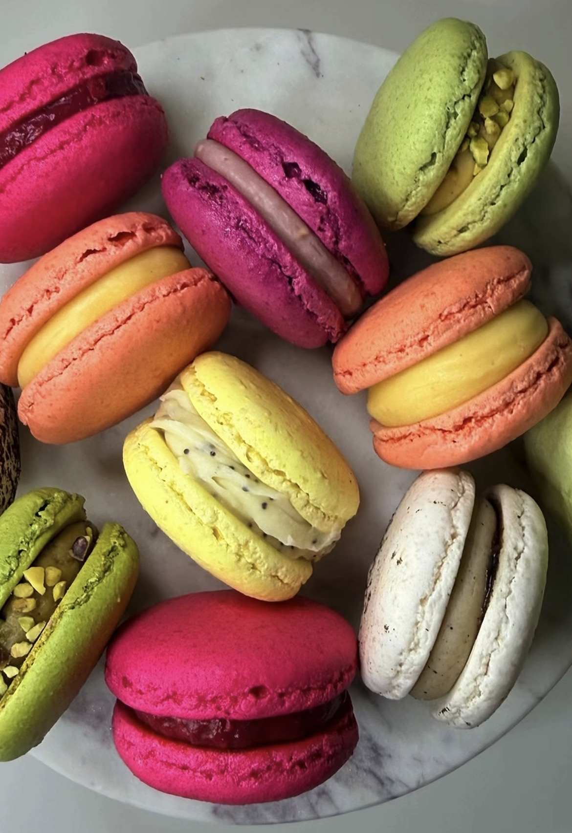Assortiment de macarons colorés sur un plateau en marbre